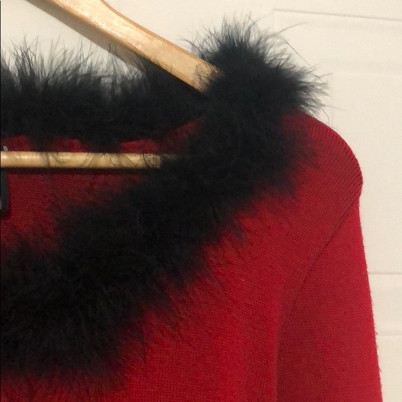 Red sweater with feather collar - Picture 3 of 3